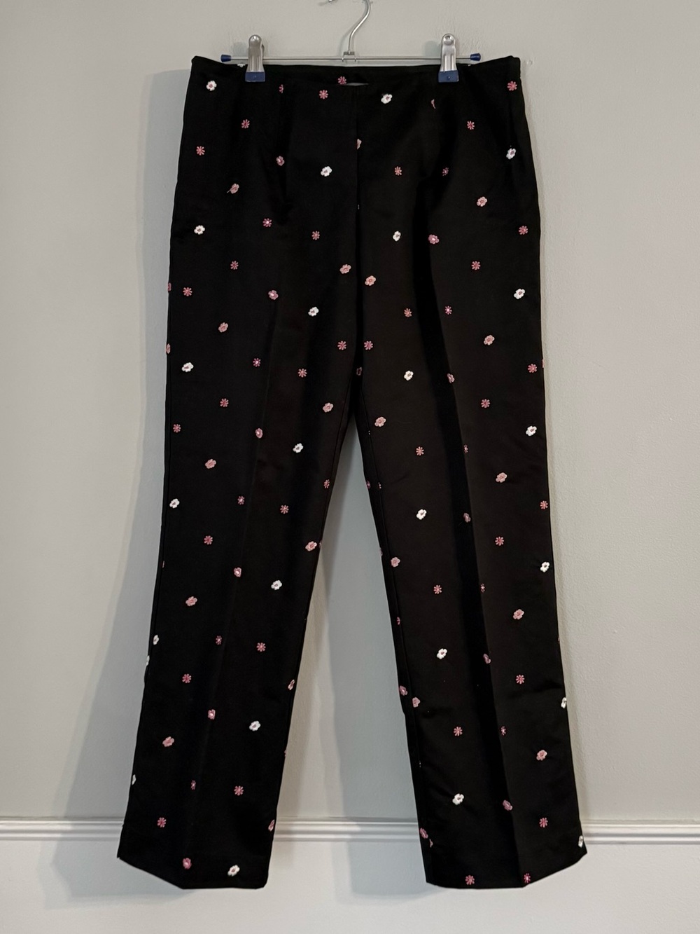 Liz Claiborne Black Embroidered Flowers Straight Lined Capri Pants Size 8
